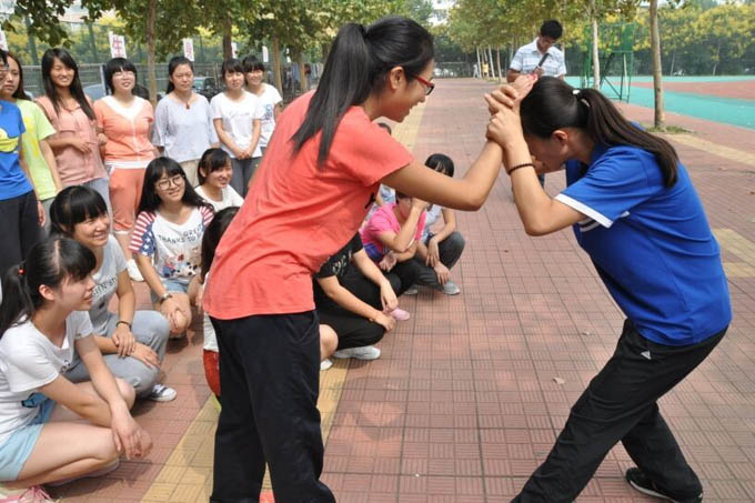 山东一高校体育课先教女子防身术